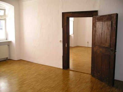 schöne Altstadtwohnung, 2 grosse Zimmer, geräumig und saniert mit Parkett u. Stuckdecken