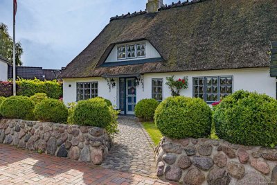 Zauberhaftes Reetdachhaus auf schönem Grundstück und separatem Garagengebäude als Ausbaureserve