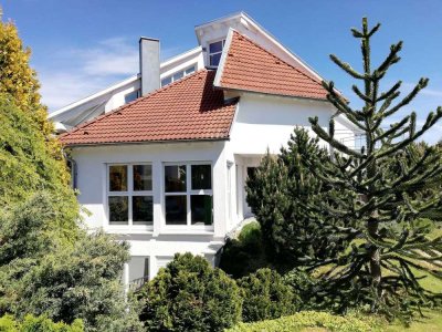 Unikat! Visionäre Baukunstvilla mit Schwimm-Teichaushub