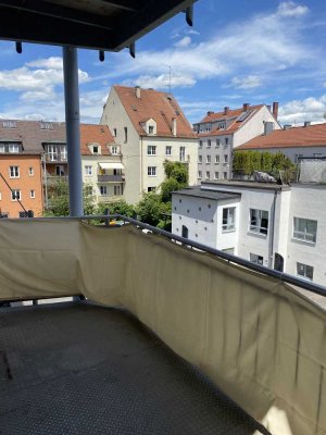 Helle, freundliche 2-Zimmerwohnung mit Wohnküche sowie Balkon und EBK im Zentrum