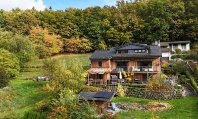 Sonniges Einfamilienhaus mit Einliegerwohnung in Topzustand in wunderschöner Lage in einem Tal