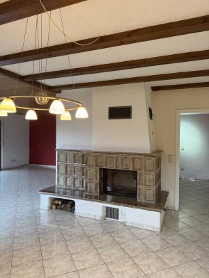 Exklusive 4,5 Zimmer Wohnung mit Luxus Einbauküche und Kamin frisch modernisiert In Eberbach