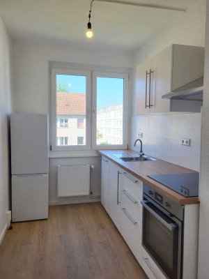 *Kernsanierte 3-Raumwohnung mit neuer Einbauküche* + Tageslichtwannenbad + Garagenanmietung möglich!
