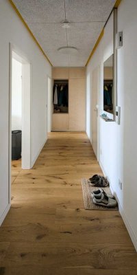 Sanierte 2 ZKB Wohnung (EBK, Teilmöbliert, Tiefgarage)