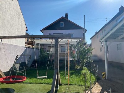 Großzügiges, freistehendes Haus mit Wintergarten, Garage und großem Garten