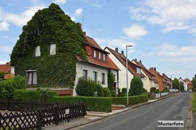Freistehendes 2-Familienhaus, Garten und Garage