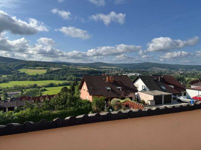 3 Zimmer Dachwohnung mit großem Südbalkon und Fernblick!