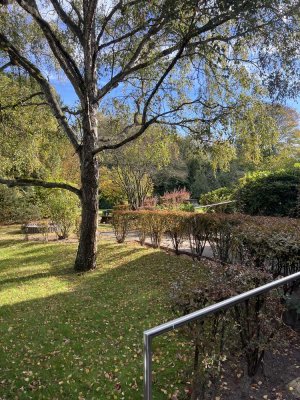 Sonne, Ruhe, Wohlgefühl: Traumhafte 2-Zi.-Wohnung mit SW-Terrasse, Tiefgarage und viel Grün