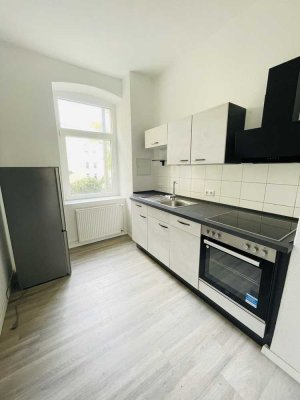 Stilvolle Altbauwohnung mit 3 Zimmern, Einbauküche und Balkon