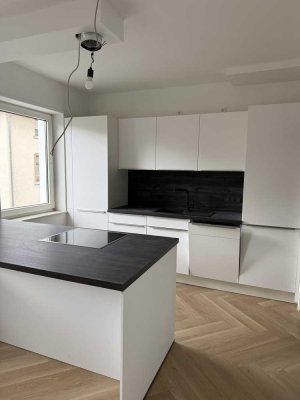 Erstbezug nach Sanierung – Stilvolle 4-Zimmer-Wohnung mit Balkon