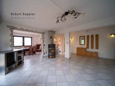 Sehr großzügige 3,5-Zimmer-Wohnung mit überdachtem Balkon, eigenem Garten und Garage