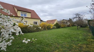 Einfamilienhaus + Garagengebäude in ruhiger Lage mit sehr großem, schönen Grundstück