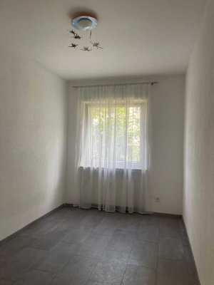 Vollständig renovierte Wohnung mit drei Zimmern sowie Balkon und EBK in Erlangen-Frauenaurach