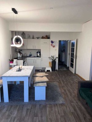 Geschmackvolle, gepflegte 1,5-Zimmer-Wohnung mit Balkon und Einbauküche in Geretsried
