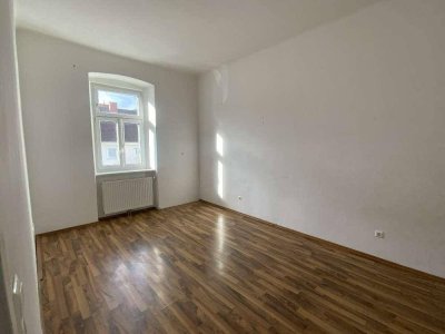 Helle, großzügige 4-Zimmer-Wohnung in zentraler Lage!