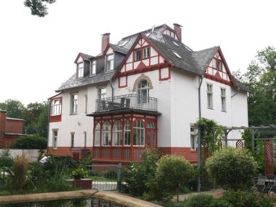Energetisch sanierte Villenwohnung mit Balkon, Veranda und Einbauküche zu vermieten