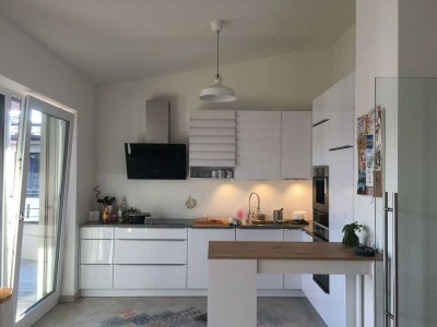 Stilvolle 2-Zimmer-Dachgeschosswohnung mit gehobener Innenausstattung mit Balkon und EBK in Planegg