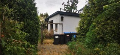 ...kleines Häuschen mit Potential auf großem Grundstück!!!