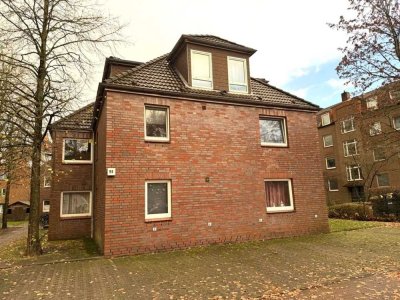 Charmante 2 Zimmer Dachgeschosswohnung mit Einbauküche & privatem Autostellplatz