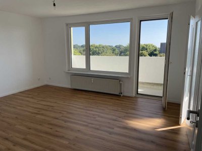 Vollständig renovierte Wohnung mit zwei Zimmern und Balkon in Leverkusen