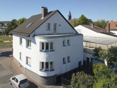 2 Familienhaus - schöner Garten - 2 Garagen - Potential für mehr