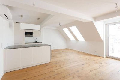 Lichtdurchflutete Maisonette auf zwei Ebenen mit Glasboden