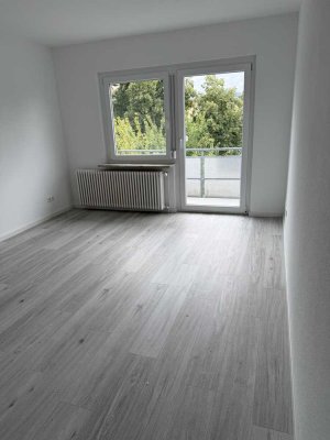 Erstbezug nach Sanierung mit EBK und Balkon: Ansprechende helle 2-Zi-Whg in Reutlingen