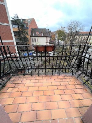 **4er-WG aufgepasst! Sanierte 4 Zimmer Altbauwohnung + Einbauküche + Balkon + Gäste WC**