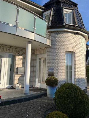 Exklusive 4-Zimmer-Wohnung mit Balkon und Dachboden in hochwertigem Zweifamilienhaus