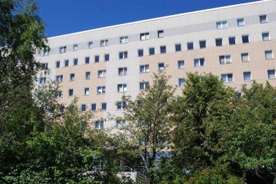 Großzügige, sanierte Wohnung mit Blick in eine Gartenanlage