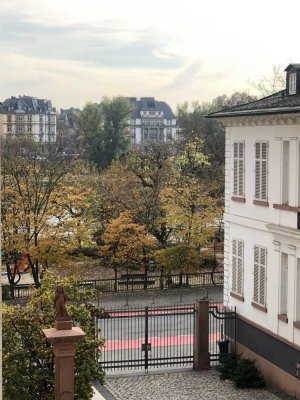 Exklusive, neuwertige 3-Zimmer-Wohnung mit Balkon und Designer EBK direkt am Mainufer