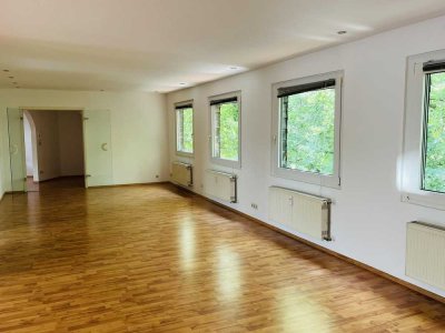 Zentrale, ruhige Lage - Penthouse mit Dachterrasse - zw. Innenhafen und Innenstadt - Blick ins Grüne