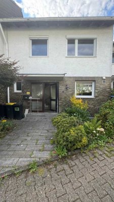 Zweigeschossiges Reihenmittelhaus mit Garten und Garage