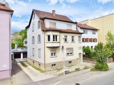Ideale Kapitalanlage in zentraler Lage: gepflegtes MFH mit 3 vermieteten Wohneinheiten mit Garagen