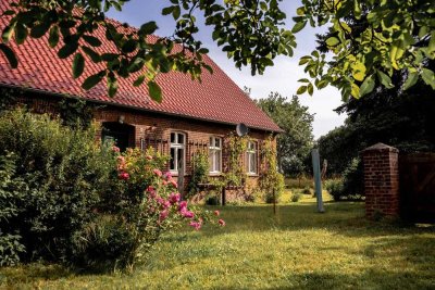 Liebevoll saniertes Landhaus in Alleinlage mit herrlichem Garten und großem Ausbaupotential