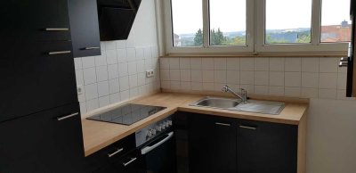 Moderne Einbauküche, zwei Zimmer Küche Bad und große Dachterrasse - seltene Gelegenheit!