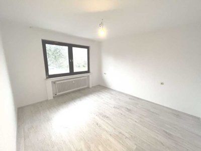 Helle, voll-renovierte 2,5 Zimmer Wohnung m Einbauküche u Balkon in Oberhausen-Styrum