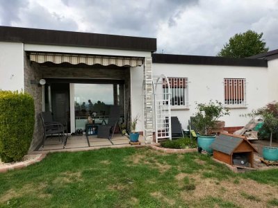 Attraktive und vollst. renovierte 1-Zimmer-Souterrain-Wohnung mit geh. Innenausstattung