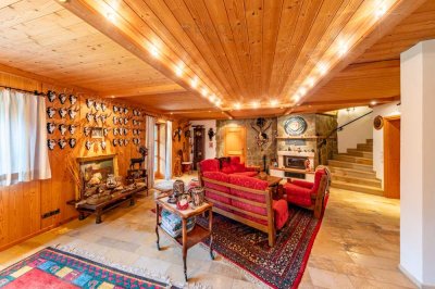 Hochwertige 3-Familien-Landhausvilla mit idyllischem  Garten.