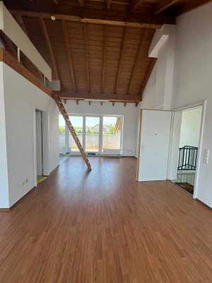 Großzügig geschnittene 1 ZKB DG Wohnung mit 2 Balkonen am S Bahnhof Karben zu vermieten