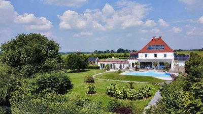 Technisch und energetisch Neuwertige Villa mit Pool, luxuriösem Wellnessbereich, Parkgrundstück.