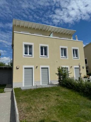 Schicke Doppelhaushälfte mit Dachterrasse, Einbauküche und Fußbodenheizung!