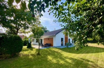 Für Individualisten: stilvoller Bungalow auf traumhaften Grundstück, ruhige Lage, provisionsfrei!