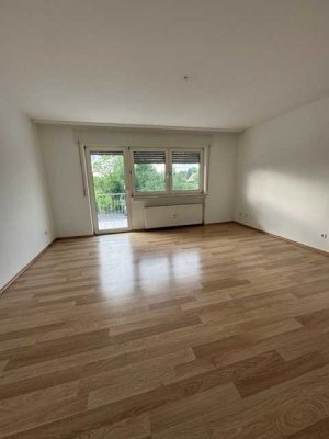 Großzügig geschnitten 3ZKB-Wohnung mit 2 Balkonen in Dreieich - Götzenhain