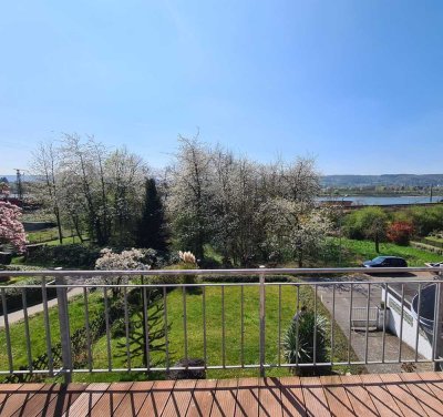 Frisch sanierte Maisonette-Wohnung mit Balkon und Rheinblick – Erstbezug ab voraussichtlich 01.02.26