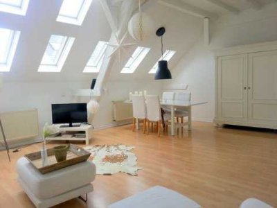 Lichtdurchflutete Atelier-Altbauwohnung in Eu-Zentrum