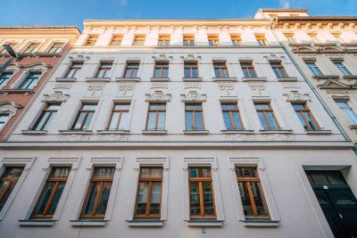 Außen Gründerzeit & Innen Neubau I 2 Zimmer I Einbauküche I modernes Tageslichtbad mit Wanne