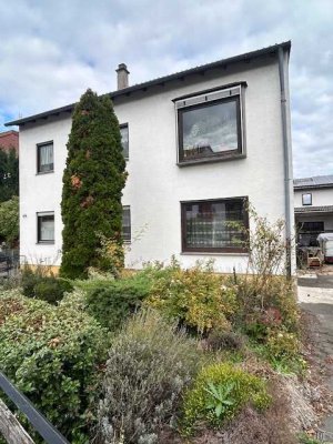 Vorderhaus und Rückgebäude auf einem großen Grundstück mit Gartenanlage und Garagen