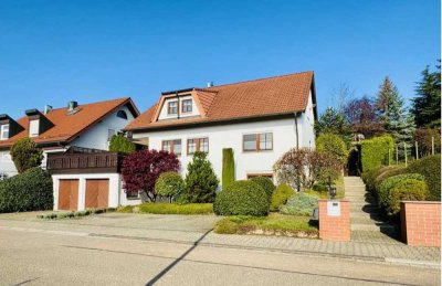 Helle klimatisierte 3-Zimmer-Wohnung mit Balkon, neue EBK & 2 Stellplätzen in ruhigem 2-Familienhaus