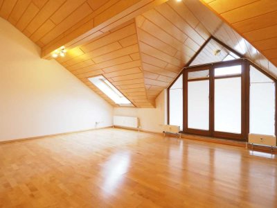 Singles und junge Paare aufgepasst!
3 Zimmer DG-Wohnung
mit EBK, Balkon und Garage in
BESIGHEIM